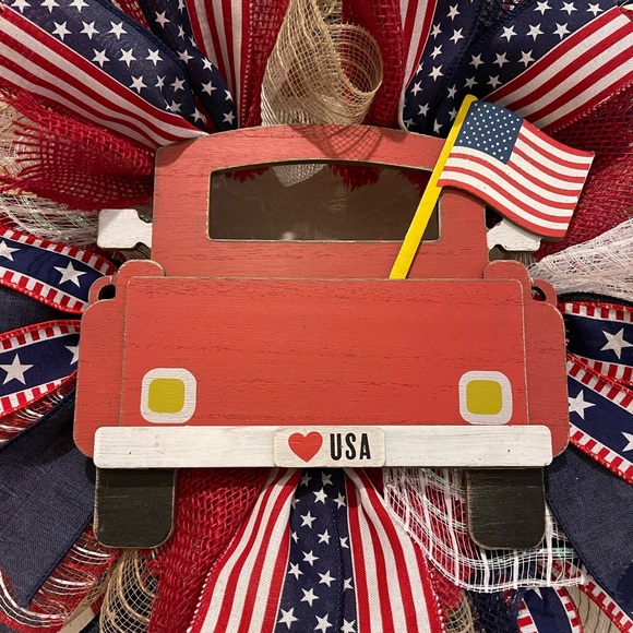“Red Truck” Patriotic WREATH Red, White & Blue wreath 20” VERY FULL! Flag colors - Picture 6 of 9
